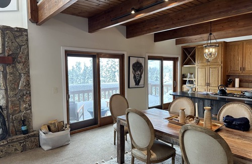 Butler Creek House | Cozy mountain retreat, views of Grand Teton, 30 minutes to JHMR and downtown.