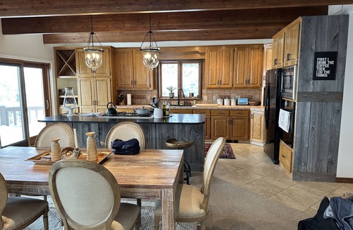 Butler Creek House | Cozy mountain retreat, views of Grand Teton, 30 minutes to JHMR and downtown.