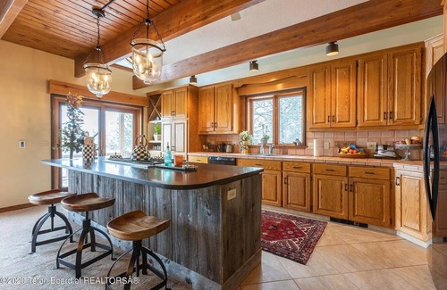 Butler Creek House | Cozy mountain retreat, views of Grand Teton, 30 minutes to JHMR and downtown.