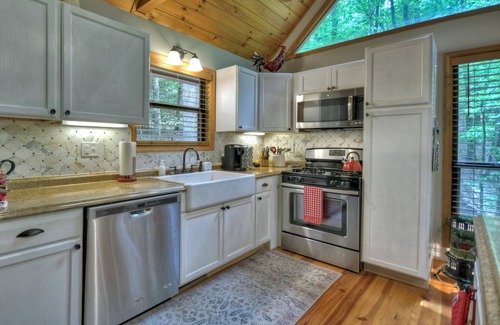 Walnut Mountain House | Cozy Mountain Retreat with Hot Tub, Wifi, and Community Amenities!