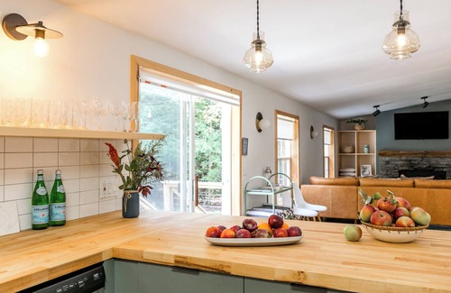 East Jewett House | Cozy Mountain Vibes for the Crew - Hot Tub, Game Room, EV, Near Hunter & Windham