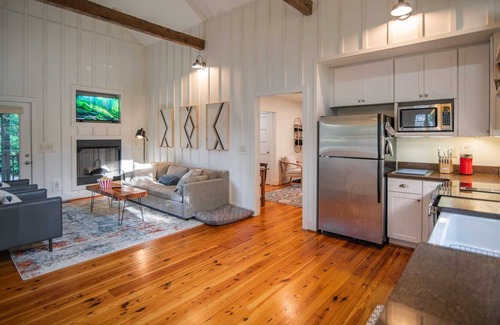 Saluda Cottage | Cozy Mt. Cottage- Pet friendly! 1 mile to Downtown