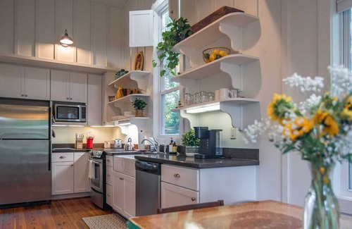 Saluda Cottage | Cozy Mt. Cottage- Pet friendly! 1 mile to Downtown