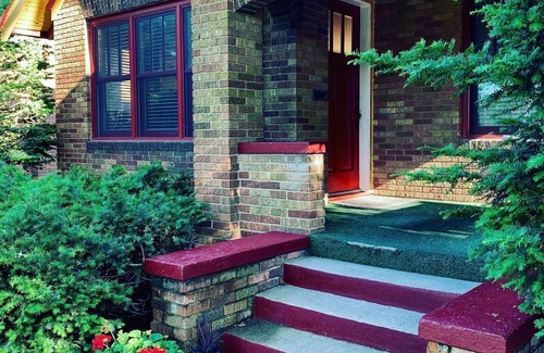Benson House | Cozy N Clean Brick Bungalow Dundee- Best Porch Swing in the metro!