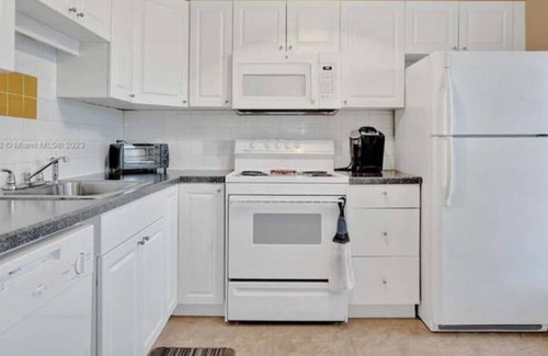 Lauderhill Apartment | Cozy & neat Lake view apartment, 10 min Hard Rock Guitar and Fort Laud airport.