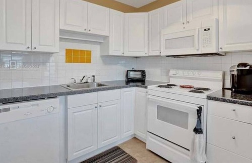 Lauderhill Apartment | Cozy & neat Lake view apartment, 10 min Hard Rock Guitar and Fort Laud airport.