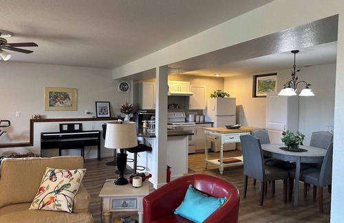 East Wenatchee Apartment | Cozy Neighborhood Retreat. Spacious kitchen. Large 1 bedroom 1 bath suite.