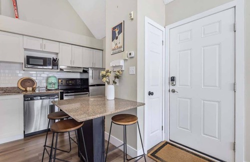 Craigleith Apartment | Cozy Nest - Shuttle to the Village, Pool, Hot Tub