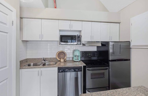 Craigleith Apartment | Cozy Nest - Shuttle to the Village, Pool, Hot Tub