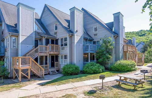 Craigleith Apartment | Cozy Nest - Shuttle to the Village, Pool, Hot Tub