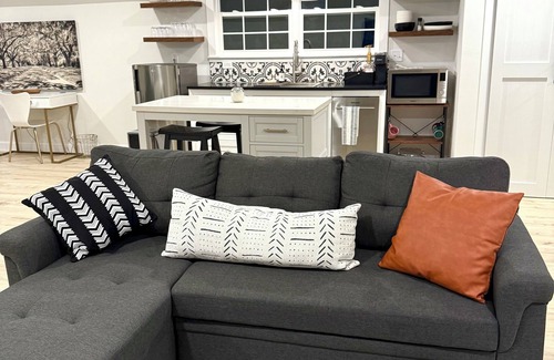 Bartlesville Apartment | Cozy, new and modern guesthouse. Don’t get a hotel, get a VILLA!