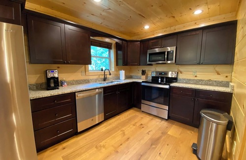 Gatlinburg - Pigeon Forge Cabin | Cozy New Cabin in Gatlinburg-Gameroom/Hottub/Private-1 mile to Rocky Top Sports