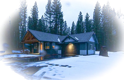 Portola House | Cozy New Cabin. Walking distance to wedding venue, Chalet View Lodge!