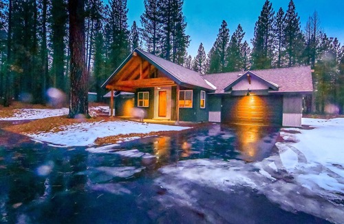 Portola House | Cozy New Cabin. Walking distance to wedding venue, Chalet View Lodge!