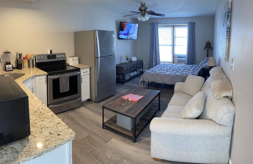 Southern Coast Apartment | Cozy new efficiency close to beach and shopping