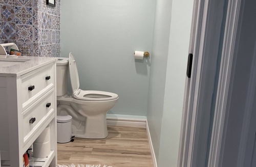 Sarnia House | Cozy new studio - 5 mins from Lake Huron beaches