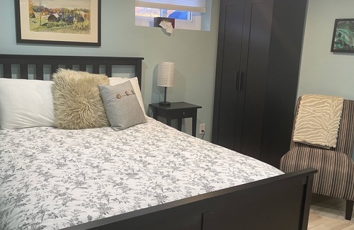 Sarnia House | Cozy new studio - 5 mins from Lake Huron beaches
