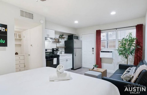 Hyde Park Apartment | Cozy Newly Renovated King Sofa Bed and Smart TV