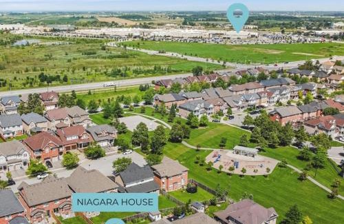 Glendale House | Cozy Niagara Retreat Near Wineries & Falls