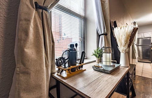 South Side Flats Apartment | ⁂ Cozy Nook off Carson - Free Parking & Private Entry ⁂