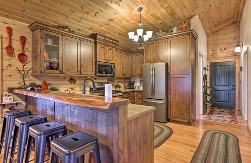 Duck Creek Village Cabin | Cozy 'Nora's Hideaway' - Charming, Quiet Log Cabin