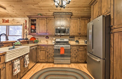 Duck Creek Village Cabin | Cozy 'Nora's Hideaway' - Charming, Quiet Log Cabin
