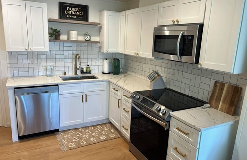 West End House | Cozy North Tacoma Guest Suite - close to beaches, parks & mountains
