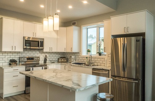 Whitehorse House | ★ Cozy Northern Lights Vacation Home ★ 3BR & 2BA at Eclipse Hot Springs