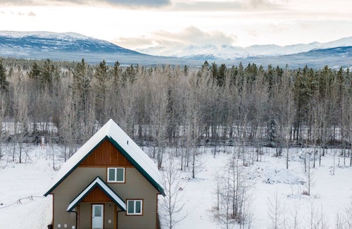 Whitehorse House | ★ Cozy Northern Lights Vacation Home ★ 3BR & 2BA at Eclipse Hot Springs