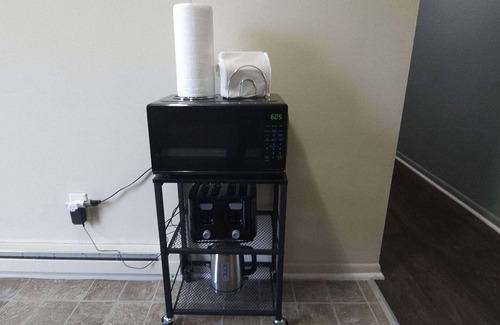 Norwalk Apartment | Cozy Norwalk Duplex, King Bed, near Cedar Point, Kalahari, & Norwalk Raceway