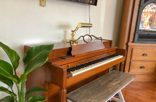 Monroe House | Cozy NW inspired home. Walking distance to parks, food, coffee shops, breweries!