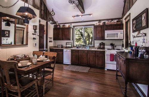 Pine Cove Cabin | "Cozy Oaks Cabin" Peaceful Mountain Getaway, Charming & Romantic! Trail Pass.