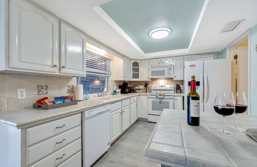 Marthas Vineyard House | Cozy Oasis Screened Pool Picturesque Water Canal Views!