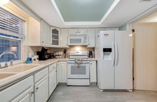 Marthas Vineyard House | Cozy Oasis Screened Pool Picturesque Water Canal Views!