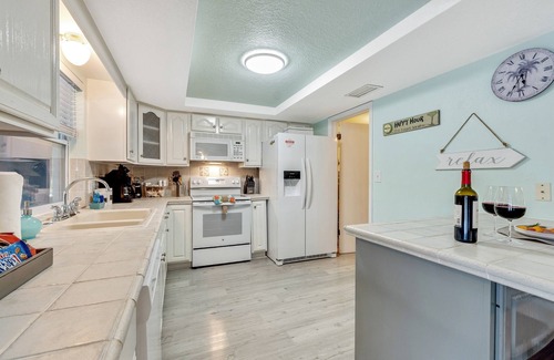 Marthas Vineyard House | Cozy Oasis Screened Pool Picturesque Water Canal Views!