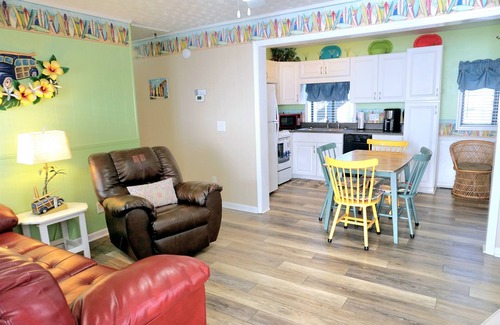 Surfside Beach House | Cozy Ocean Lakes home w/Golf cart!