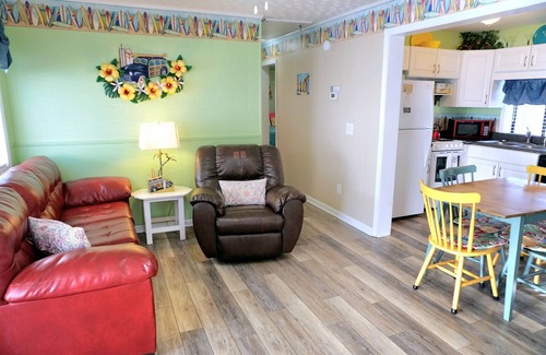 Surfside Beach House | Cozy Ocean Lakes home w/Golf cart!