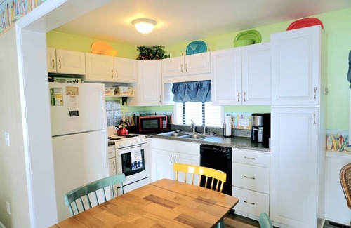 Surfside Beach House | Cozy Ocean Lakes home w/Golf cart!