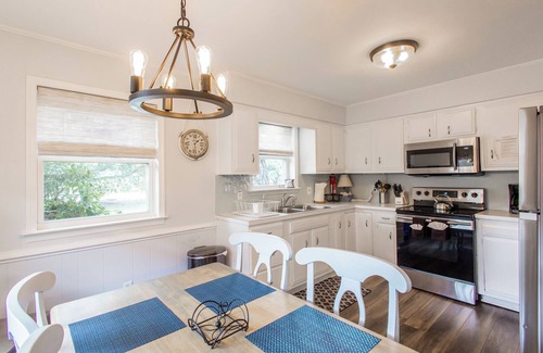 Northeast Virginia Beach House | Cozy Ocean Side Beach Cottage at Fantastic Location North End of Virginia Beach