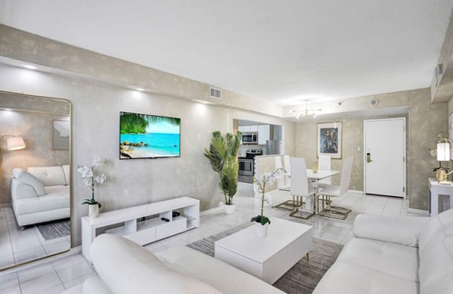 Mid Beach Apartment | Cozy Ocean View Condo Beach Service 607