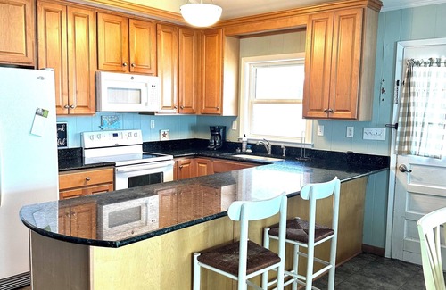 Surf City House | Cozy oceanfront beach house, only a few minutes from downtown & pet friendly