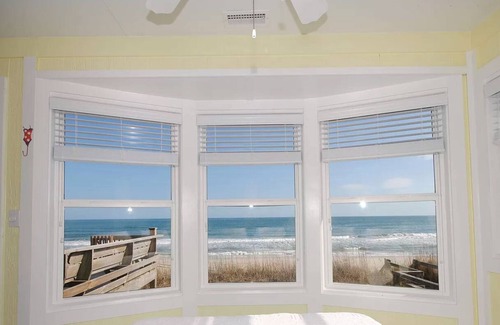 Surf City House | Cozy oceanfront beach house, only a few minutes from downtown & pet friendly
