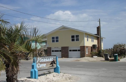 Surf City House | Cozy oceanfront beach house, only a few minutes from downtown & pet friendly
