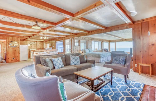Roads End House | Cozy Oceanfront Cottage w/Stunning View