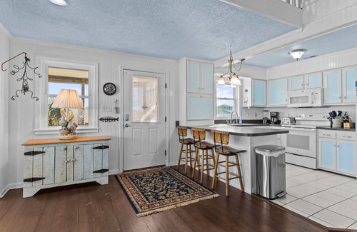 South Nags Head House | Cozy Oceanfront Cottage with Incredible Views in a Fabulous Location