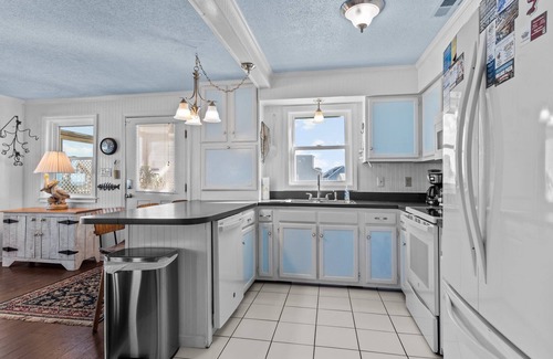 South Nags Head House | Cozy Oceanfront Cottage with Incredible Views in a Fabulous Location