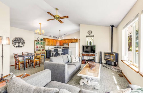 Vashon Island House | Cozy oceanfront home with amazing beach views & alfresco deck