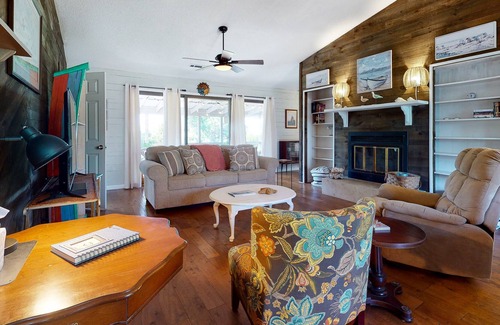 East End House | Cozy Old Florida charmer with a deck, outdoor shower & washer/dryer