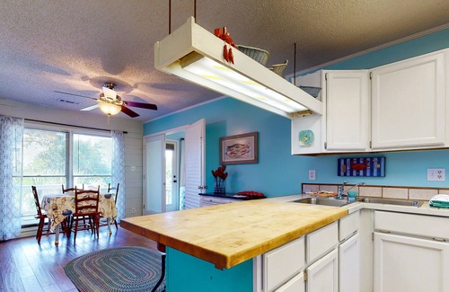 East End House | Cozy Old Florida charmer with a deck, outdoor shower & washer/dryer