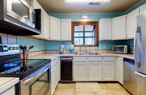 East End House | Cozy Old Florida charmer with a deck, outdoor shower & washer/dryer